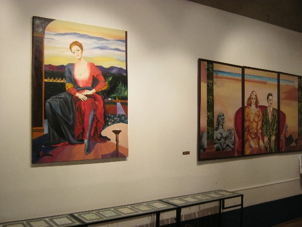 Salle polyvalente avec les peintures de Ksenia Milicevic.